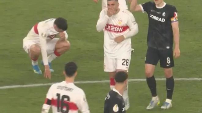 身体不适，斯图加特球员哈努斯在比赛中呕吐